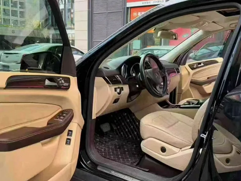 奔驰GLS 后面外观三