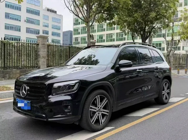 奔驰GLB 正面外观二