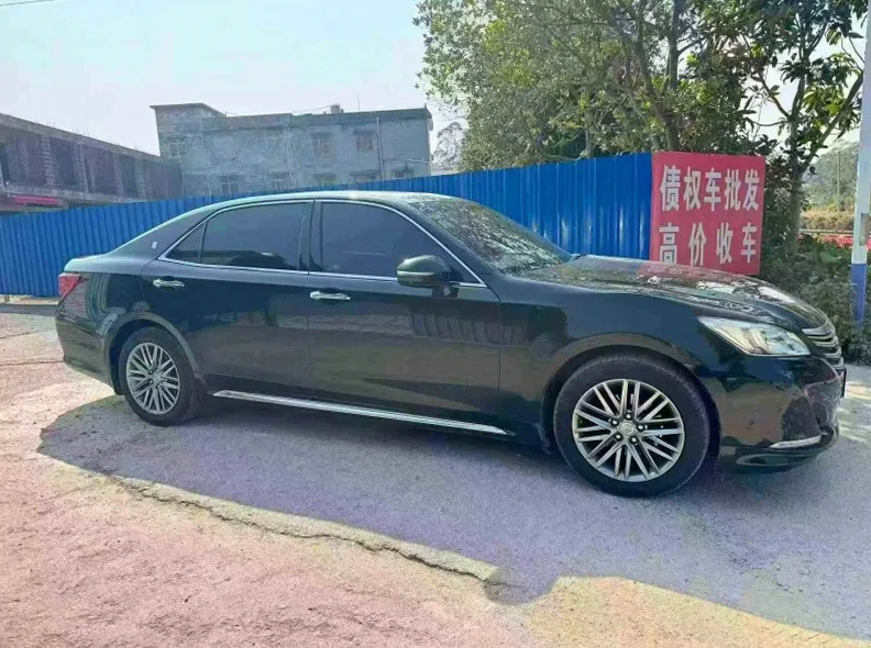 丰田皇冠 正面外观二