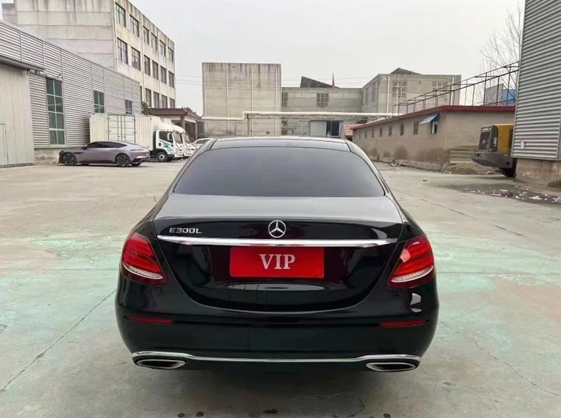 奔驰E 内饰后排