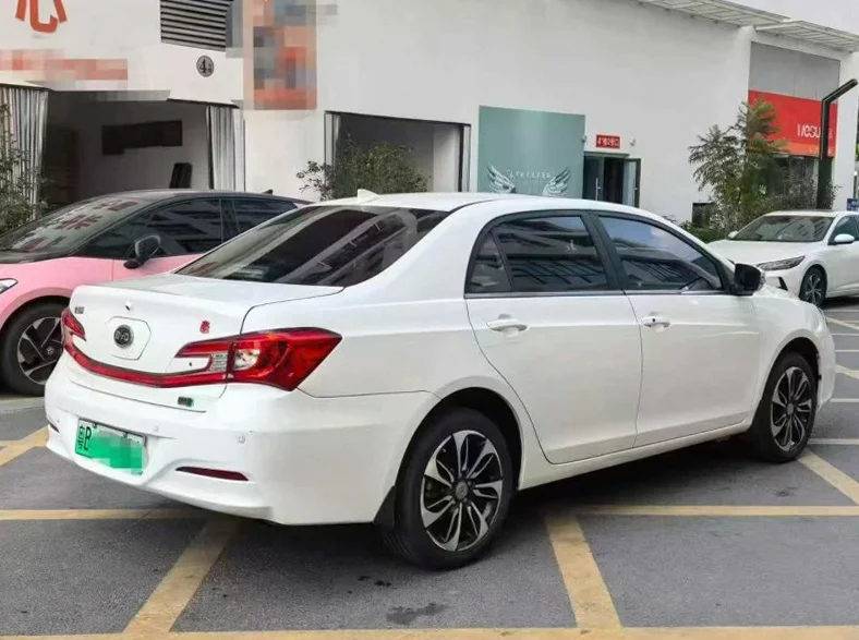 比亚迪秦 内饰后排