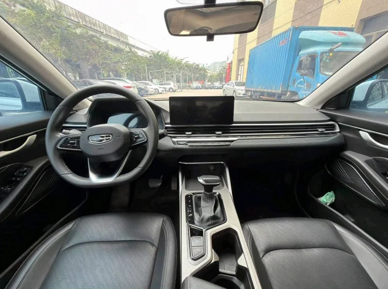 吉利帝豪 后面外观一