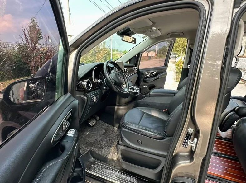 奔驰V 后面外观一