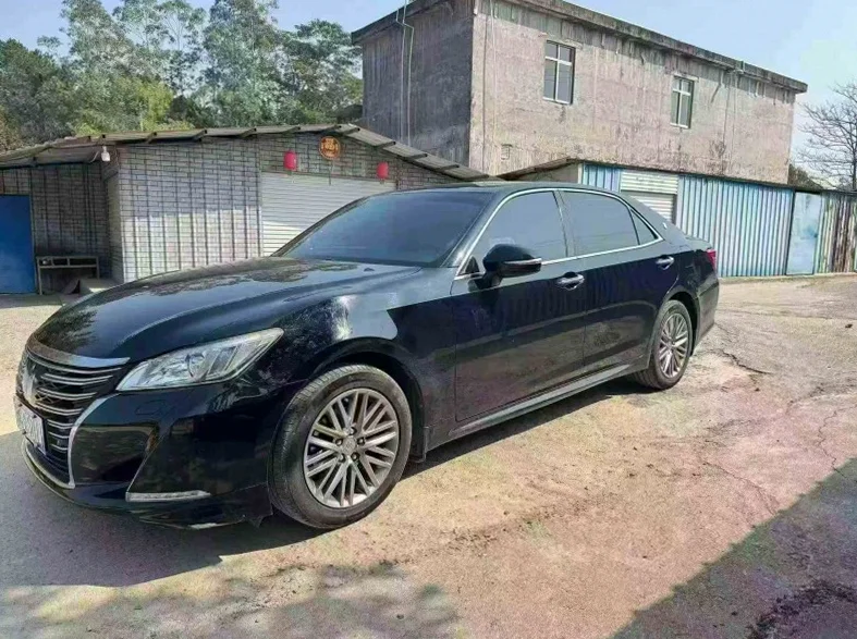 丰田皇冠 正面外观三