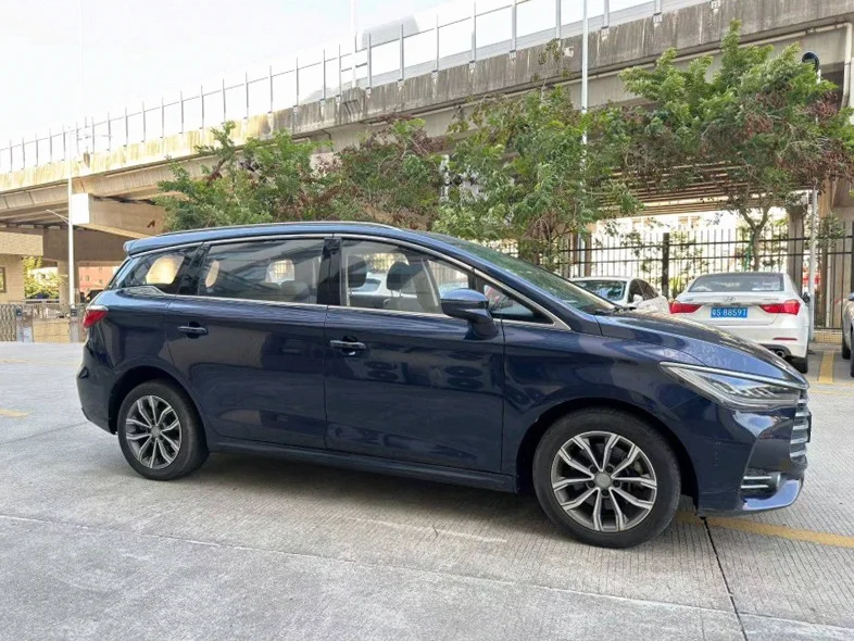 比亚迪宋MAX 正面外观三