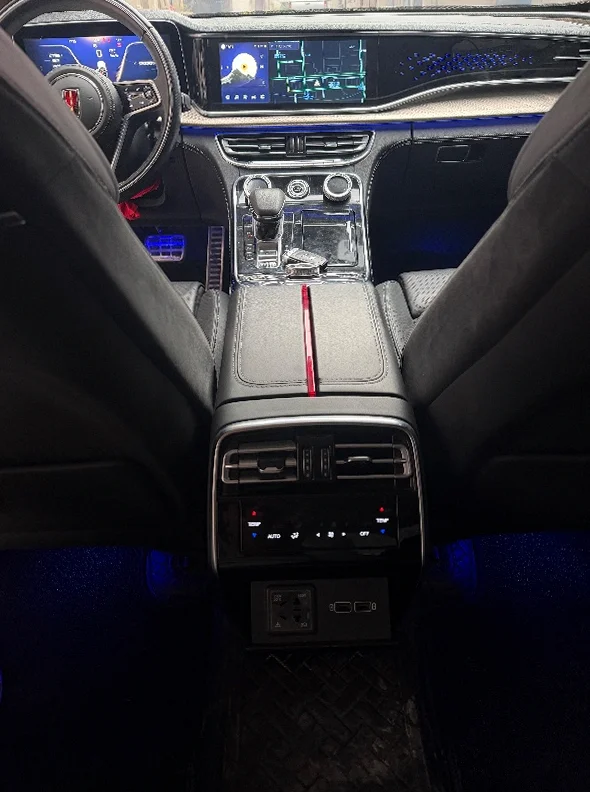 红旗H9 内饰前排