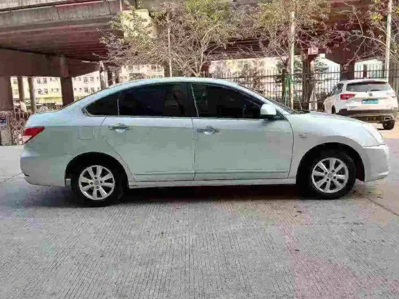 日产轩逸 后面外观二