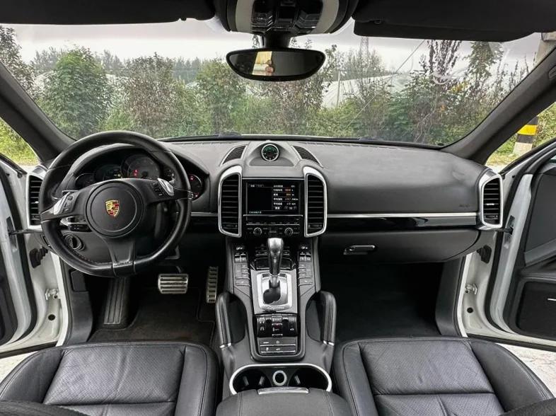 保时捷卡宴 内饰后排