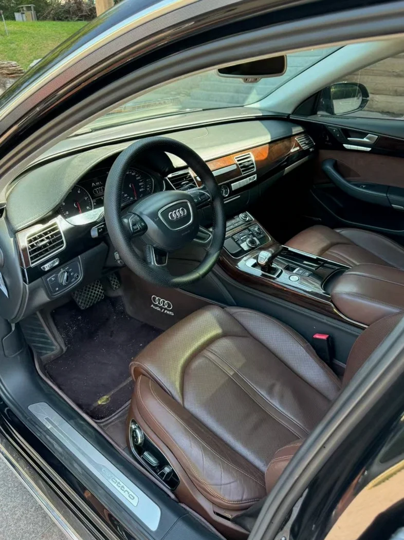 奥迪A8L 后面外观一