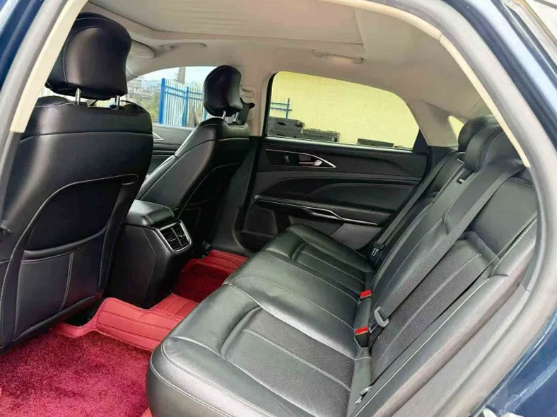 福特金牛座 后面外观一